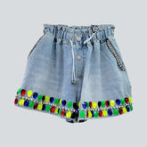 Bunte Jeansshorts mit Kristallsaum