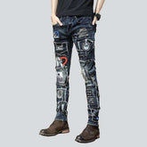 Dunkelblaue Jeans mit Verzierung