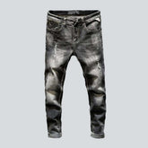 Dunkelgraue zerrissene Herrenjeans
