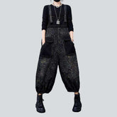 Damen Jeans-Latzhose mit dunklem Ornament