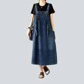 Dunkel gewaschenes Urban-Jeanskleid