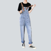 Jeans-Latzhose mit braunen Hosenträgern