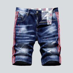 Jeansshorts mit roten Bändern