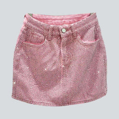 Falda vaquera con parte delantera adornada con diamantes