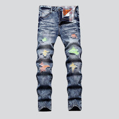 Distressed-Jeans mit Neon-Patches