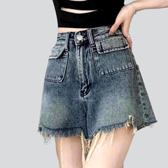 Distressed-Jeansshorts mit offenem Saum