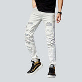 Distressed-Jeans mit Patchwork-Verzierung