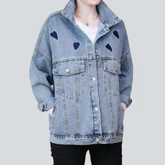 Chaqueta vaquera bordada con corazones