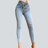 Damenjeans mit sichtbaren asymmetrischen Knöpfen