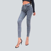 Kurze Damenjeans mit sichtbaren Knöpfen