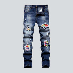 Vaqueros de hombre con parches de colores elegantes