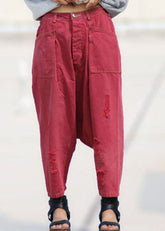 Pantalones cortos tipo harén de mezclilla con parches y bolsillos rojos