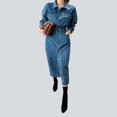 Modisches langes Jeanskleid