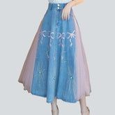 Ausgestellter Rock mit rosa Nähten