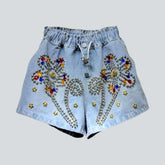 Jeansshorts mit Blumenornamentverzierung