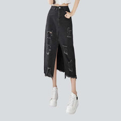 Falda vaquera desgastada con abertura delantera