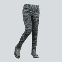 Vaqueros biker de mujer con estampado de camuflaje gris