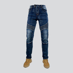 Hombres delgados montando jeans