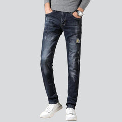 Vaqueros negros de hombre ligeramente rotos