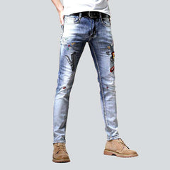 Vaqueros de hombre bordados en azul claro