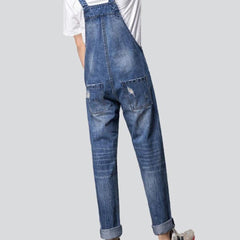 Zerrissene blaue Damen-Jeans-Latzhose