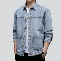 Herren-Jeansjacke im minimalistischen Stil