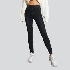 Vaqueros ajustados con costuras traseras