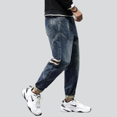 Herrenjeans mit zwei bestickten Bändern