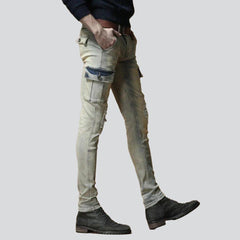 Cargojeans für Herren mit zerrissenen Knien