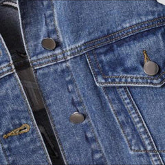 Chaqueta vaquera con bordado y espalda rasgada