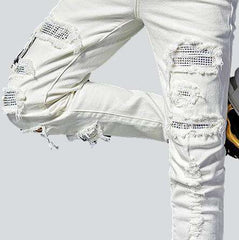 Distressed-Jeans mit Patchwork-Verzierung