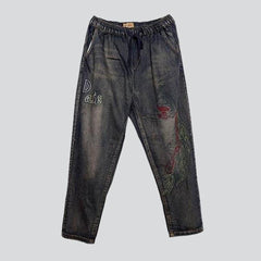 Dunkle Baggy-Jeans im Vintage-Stil