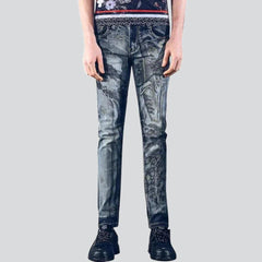 Herrenjeans mit Vintage-Malerei-Print