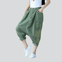 Zerrissene farbige Haremsjeans