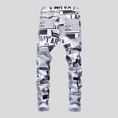 Vaqueros para hombre con estampado de periódico