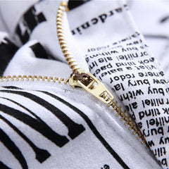 Vaqueros para hombre con estampado de periódico