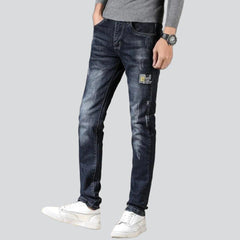 Vaqueros negros de hombre ligeramente rotos