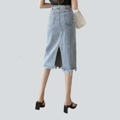 Falda vaquera desgastada hasta la rodilla