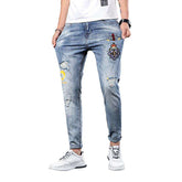 Hellblaue Herrenjeans mit Stickerei