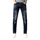 Vaqueros negros de hombre ligeramente rotos