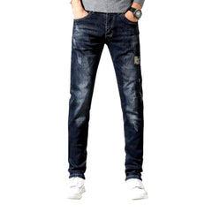 Vaqueros negros de hombre ligeramente rotos