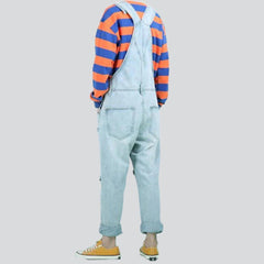 Jumpsuit aus bemaltem Denim mit zerrissenem Bein