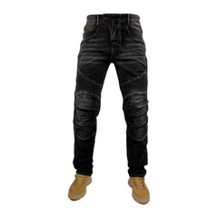 Hombres delgados montando jeans