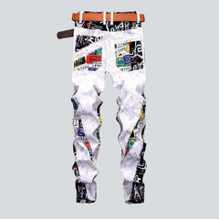 Jeans für Herren mit Inside-Out-Buchstabendruck