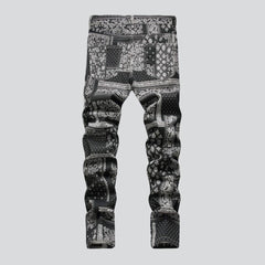 Vaqueros de hombre pintados con adornos blancos