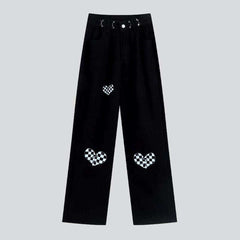 Vaqueros holgados negros con corazones pintados