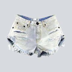 Stark zerrissene Damen-Jeansshorts
