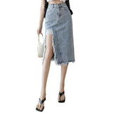 Falda vaquera desgastada hasta la rodilla