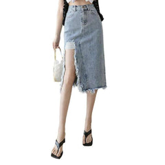 Falda vaquera desgastada hasta la rodilla