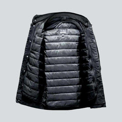 Schwarze, dicke, geknöpfte Herrenjacke mit Kapuze, zerrissen